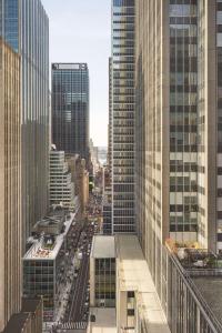 纽约DoubleTree by Hilton New York Midtown Fifth Ave的享有拥有高楼建筑的城市街道的景色