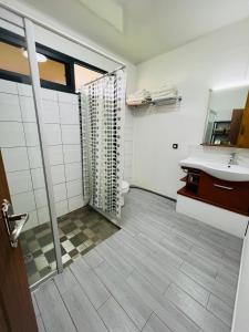 波拉波拉Villa Toa Pearl Bora Bora的带淋浴、盥洗盆和卫生间的浴室