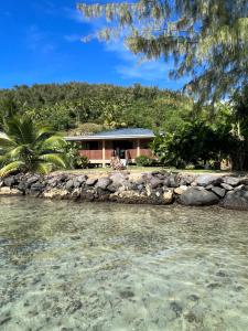 波拉波拉Villa Toa Pearl Bora Bora的水体岸边的房子