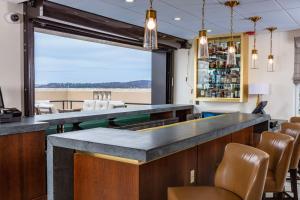 约克The Yorktowne Hotel, Tapestry Collection by Hilton的一间享有海滩美景的酒吧
