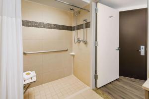 纽约DoubleTree by Hilton Hotel New York City - Chelsea的浴室里设有玻璃门淋浴