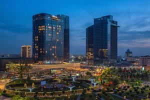 塔什干Hilton Tashkent City的城市天际线,夜晚有高楼
