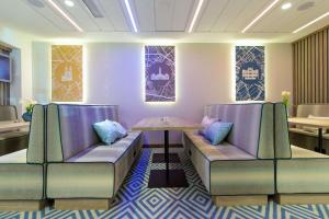比亚韦斯托克Hampton By Hilton Bialystok的一间设有两把椅子和一张桌子的等候室