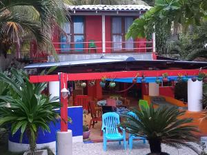 Barra de SantiagoMARDEORO BEACH HOUSE的色彩缤纷的房子前面设有桌椅