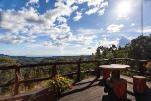 萨兰托Las Margaritas Salento的山景木制甲板上的桌子