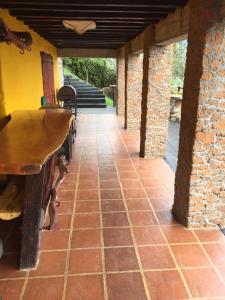 萨兰托Las Margaritas Salento的户外庭院设有桌子和砖墙