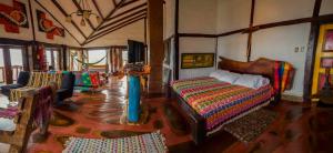 萨兰托Las Margaritas Salento的一间卧室设有一张床和一间客厅。