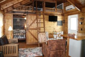 Bean StationCherokee Lake Rental的小木屋内的客厅配有高架床