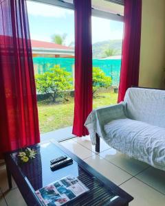 波拉波拉Toa Lodge Bora Bora的带沙发、桌子和窗户的客厅