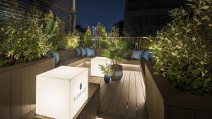 东京涩谷东急住宿酒店的一座屋顶花园,在建筑中种植了盆栽植物