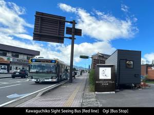 富士河口湖Mt. Fuji Glamping MOONLIGHT VILLA Kawaguchik的公共汽车停在公共汽车站