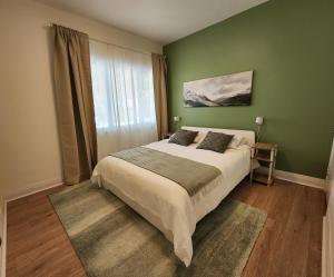蒙特利尔Elegant two bedroom with office in Montreal的一间卧室设有一张大床和一个窗户。