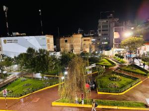 安达韦拉斯LUX - HOTEL BOUTIQUE的城市公园的夜景