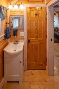 Bean StationCherokee Lake Rental的一间带水槽和木门的浴室