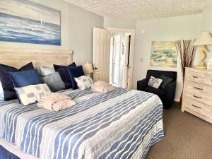 默特尔比奇Gorgeous OceanView-Jacuzzi ChelseaHouse的一间卧室配有一张大床和毛巾