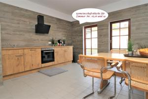 欧巴德伍斯图Deutsches Haus Zimmer 19的厨房配有木制橱柜和桌椅