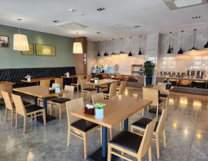 坡州市Mate Hotel Paju的一间设有木桌和椅子的餐厅