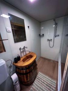 奥托亚克Holiday home in Otocec - Kranjska Krain 45722的一间带木制桶式水槽和淋浴的浴室