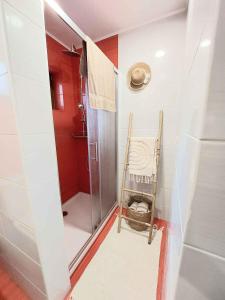 SemičHoliday home in Semic - Kranjska Krain 44969的带淋浴和椅子的小浴室