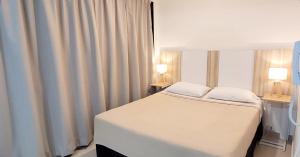布宜诺斯艾利斯Pacifico Apartment的卧室配有白色的床和窗户。