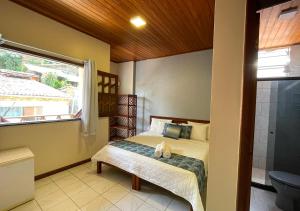 莫罗圣保罗Pousada Estevao的一间小卧室,配有床和窗户