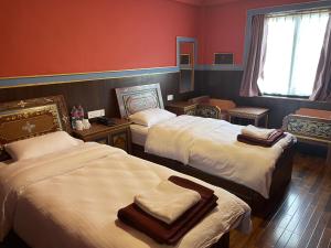 MuktināthHotel De Purang的酒店客房,配有两张带毛巾的床