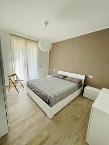 阿尔玛·迪·塔吉亚Villa Sole的一间卧室设有一张床和一个大窗户