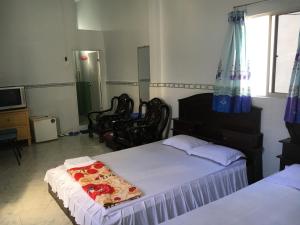 金瓯Khách sạn Thiên Phúc的一间卧室配有两张床,并配上一块比萨饼