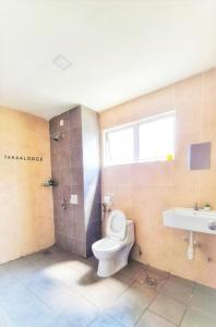 普特拉贾亚Taraa Lodge PutrajayaMuslim的浴室配有卫生间、淋浴和盥洗盆。