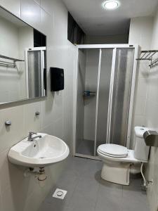 丹那拉打A3A Oastel coLiving的浴室配有卫生间、淋浴和盥洗盆。