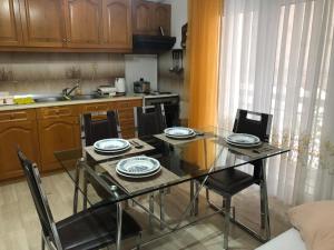 亚历山德鲁波利斯STOUDIO VOUL的厨房配有玻璃桌、椅子、桌子和椅子