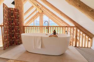 威廉堡Wild Nurture Eco Luxury Offgrid Log Cabin的客房内的白色大浴缸