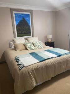 PomonaPomona Noosa Hinterland Homestay的山景卧室 - 带1张床