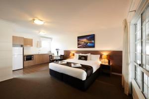 班达伯格塔卡尔万汽车旅馆的酒店客房带一张床和一个厨房