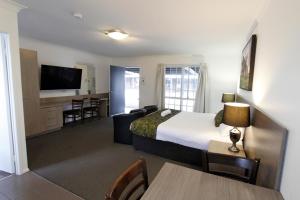 班达伯格塔卡尔万汽车旅馆的酒店客房设有床和客厅。