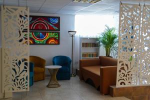 科瓦斯纳Complex Balnear Covasna的一间配有沙发的等候室和墙上的绘画