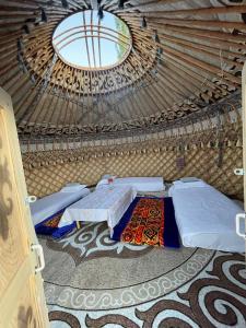 Kaji-SayAgat Yurt Camp的蒙古包内带两张床的房间