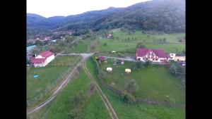思贝儿Pensiunea Printul Vlad的田野房屋农场的空中景观