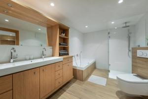 佩尔蒂绍Meerberg的浴室配有卫生间、盥洗盆和浴缸。