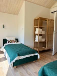 加茨比亚格拉Morze Brzoza的一间卧室设有一张床和一个书架
