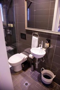 悉尼贝斯沃特精品旅馆 的一间带卫生间、水槽和镜子的浴室