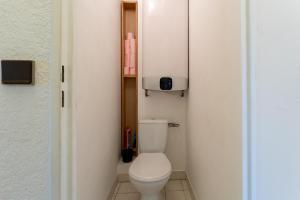 尼姆Studio Camargue的一间位于客房内的白色卫生间的浴室