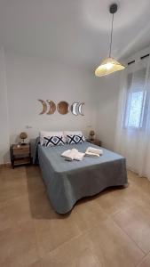 哈恩Apartamentos la Catedral de Jaén的一间卧室配有一张床,上面有两条毛巾