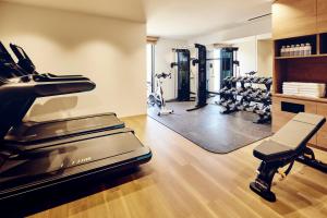 八幡平市ANA InterContinental Appi Kogen Resort, an IHG Hotel的健身房设有有氧器材和跑步机