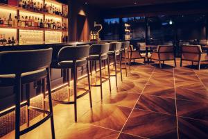 八幡平市ANA InterContinental Appi Kogen Resort, an IHG Hotel的餐馆里一排凳子的酒吧