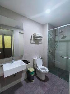 马六甲Wanz Barakah Homestay @ Bali residence的一间带水槽、卫生间和淋浴的浴室