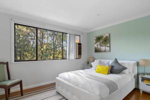 悉尼The Young - A Peaceful Parkside Delight的白色的卧室设有白色的床和窗户。