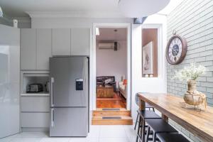 悉尼The Young - A Peaceful Parkside Delight的厨房配有冰箱和木桌