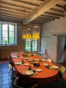Loison-sur-CréquoiseDomaine de Fresnoy的大型用餐室配有大桌子和椅子