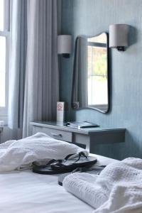托基Lincombe Hall Hotel & Spa - Just for Adults的卧室配有一张壁挂镜子的床